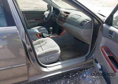 2005 Toyota Camry Xle z USA, uszkodzony, nr VIN 4T1BE32K15U968064